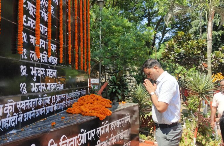 13 अगस्त 1942 के 13 शहीदों को कटिहार में श्रद्धांजलि, डीएम आशुतोष द्विवेदी ने किया नमन