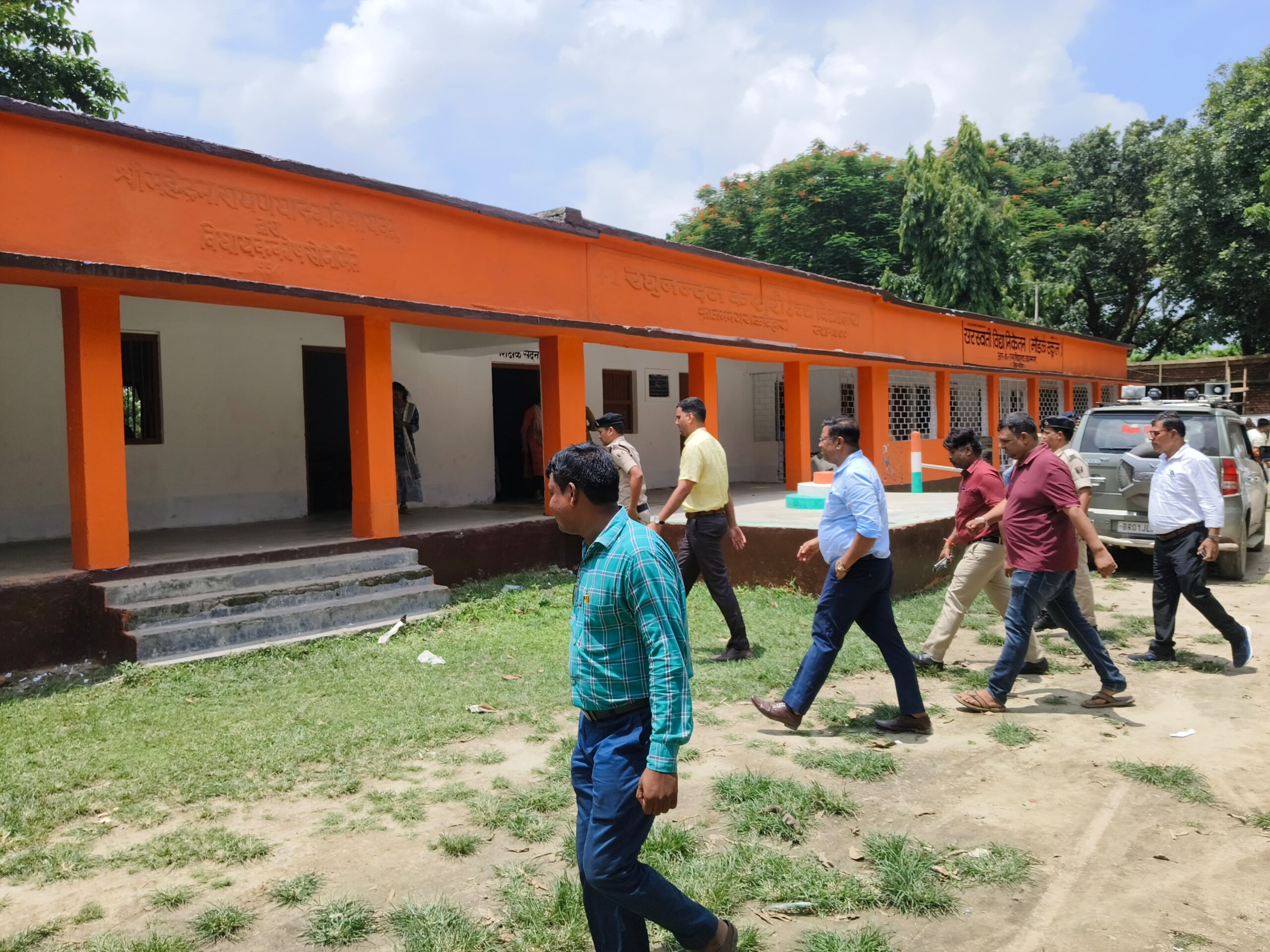 कटिहार DM का मॉडल स्कूल में औचक निरीक्षण, बच्चों से संवाद कर पढ़ाई और पुस्तक पढ़ने पर दिया जोर