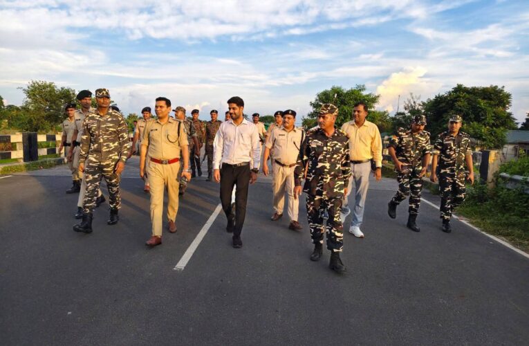 डीएम-एसपी ने गलगलिया क्षेत्र का किया निरीक्षण, चेक पोस्टों पर सुरक्षा व्यवस्था का लिया जायजा