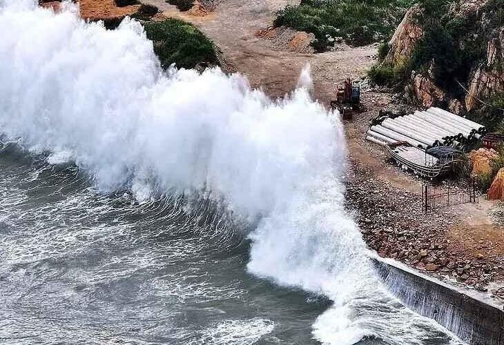 चीन में तूफान ‘डॉल्फिन’ का कहर, भारी बारिश से बढ़ा खतरा