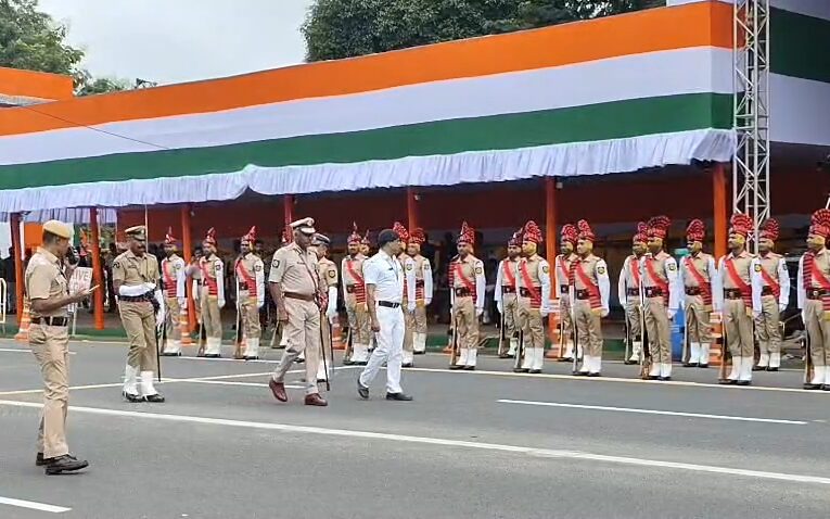 स्वतंत्रता दिवस से पहले रेड रोड पर फाइनल रिहर्सल, ‘वंदे मातरम्’ और हेलीकॉप्टर से पुष्पवर्षा रहेगा खास आकर्षण