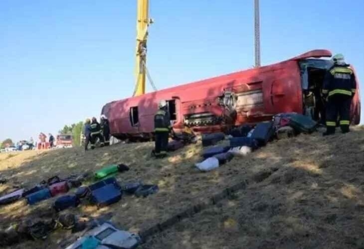 हंगरी में बड़ा बस हादसा, सड़क से फिसलकर खाई में गिरी बस; 12 की मौत