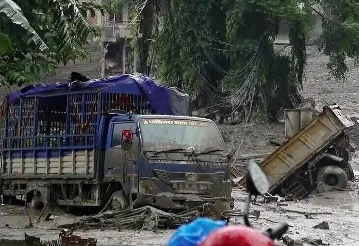 नेपाल की बाढ़ में बहकर आया बैंक लॉकर, लूटने की मची होड़; 29 गिरफ्तार