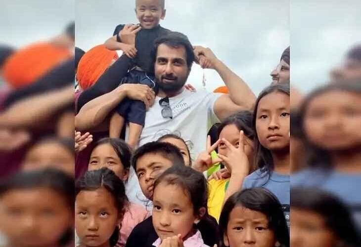नेपाल बाढ़ पीड़ितों के बीच पहुंचे सोनू सूद, राहत कार्य में जुटी टीम