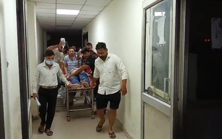 शाहजहांपुर में पीठ में चाकू घोंपकर ट्रांसपोर्टर को किया घायल, हमलावर की तलाश में जुटी पुलिस
