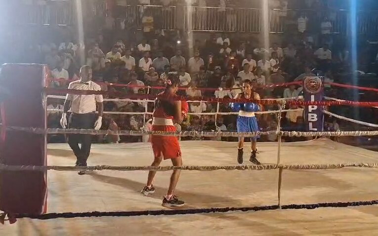 भागलपुर में बॉक्सिंग मेमोरियल चैंपियनशिप 2026 में मुकाबला करते युवा खिलाड़ी
