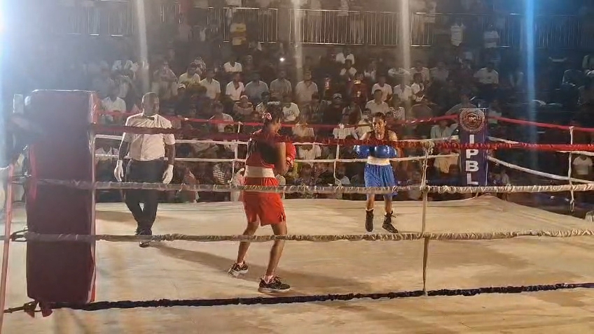 भागलपुर में बॉक्सिंग मेमोरियल चैंपियनशिप 2026 में मुकाबला करते युवा खिलाड़ी