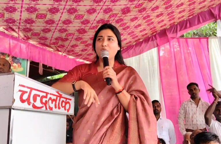 पीडीडीयू नगर में फल सब्जी कारोबारियों के धरने में पहुंचीं विधायक रागिनी सोनकर