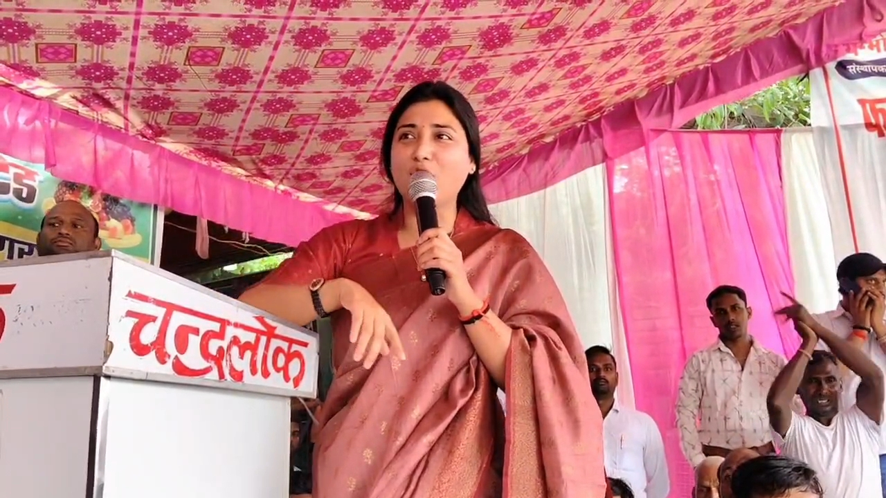 पीडीडीयू नगर में फल सब्जी कारोबारियों के धरने में पहुंचीं विधायक रागिनी सोनकर