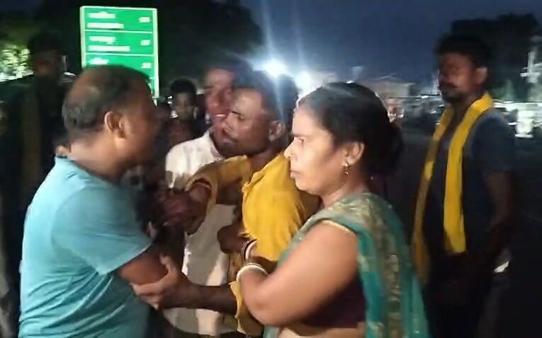 गेराबाड़ी बाजार में पति को लेकर कोढ़ा थाना पहुंची महिला