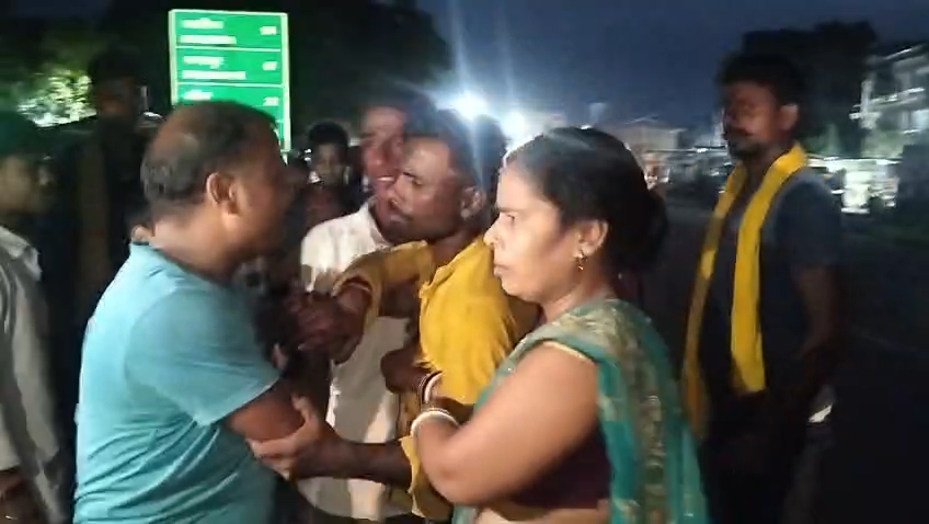 गेराबाड़ी बाजार में पति को लेकर कोढ़ा थाना पहुंची महिला