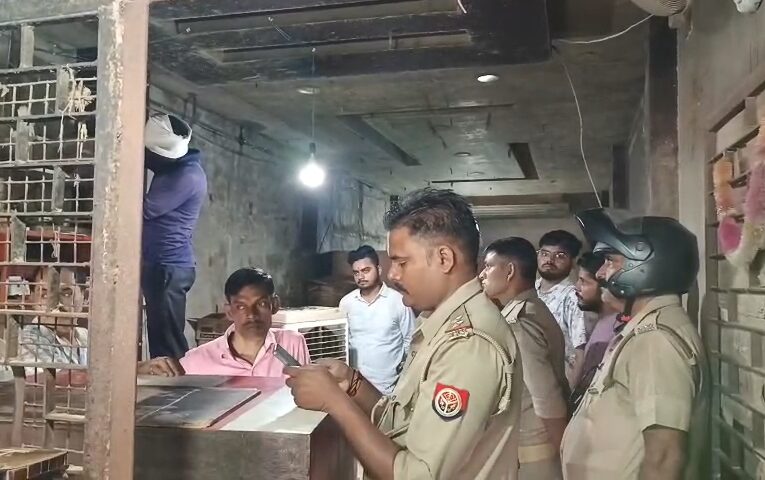 चंदौली के किदवई नगर में शराब की दुकान में चोरी