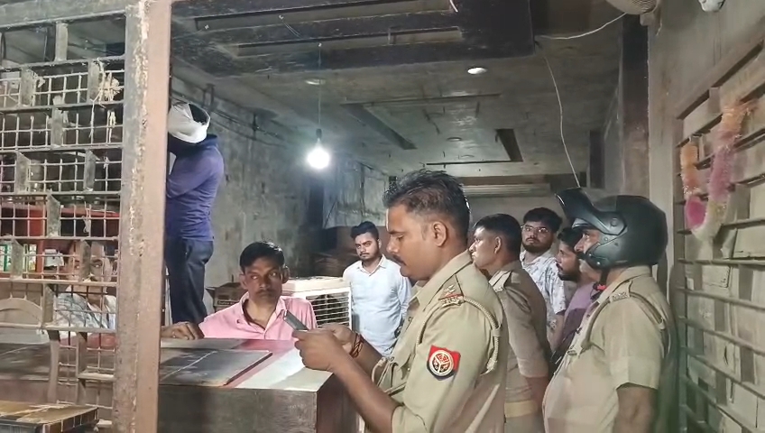चंदौली के किदवई नगर में शराब की दुकान में चोरी