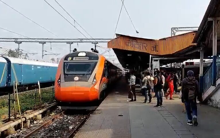 कटिहार स्टेशन पर पूजा स्पेशल ट्रेन