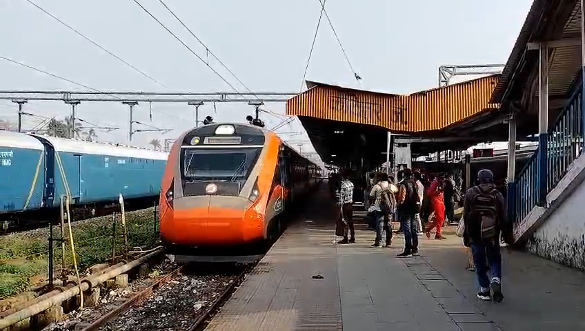 कटिहार स्टेशन पर पूजा स्पेशल ट्रेन