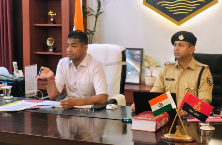 कटिहार में पुलिस अधिकारियों की समीक्षा बैठक करते DIG जयंत कांत