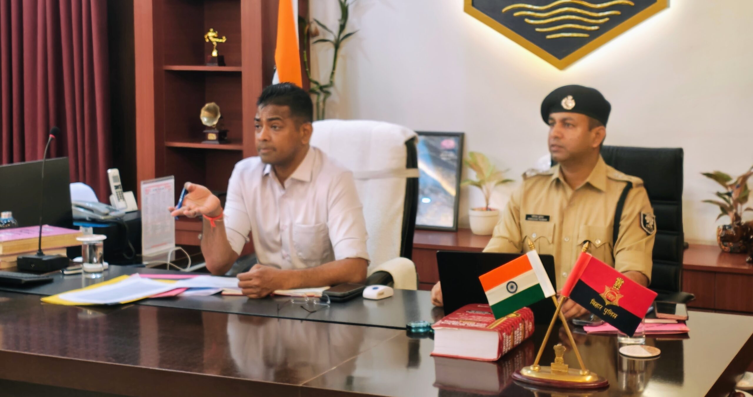कटिहार में पुलिस अधिकारियों की समीक्षा बैठक करते DIG जयंत कांत