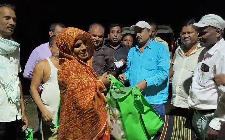 मनिहारी के वार्ड 9 में बाढ़ पीड़ितों के बीच राहत सामग्री वितरण