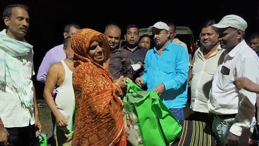 मनिहारी के वार्ड 9 में बाढ़ पीड़ितों के बीच राहत सामग्री वितरण