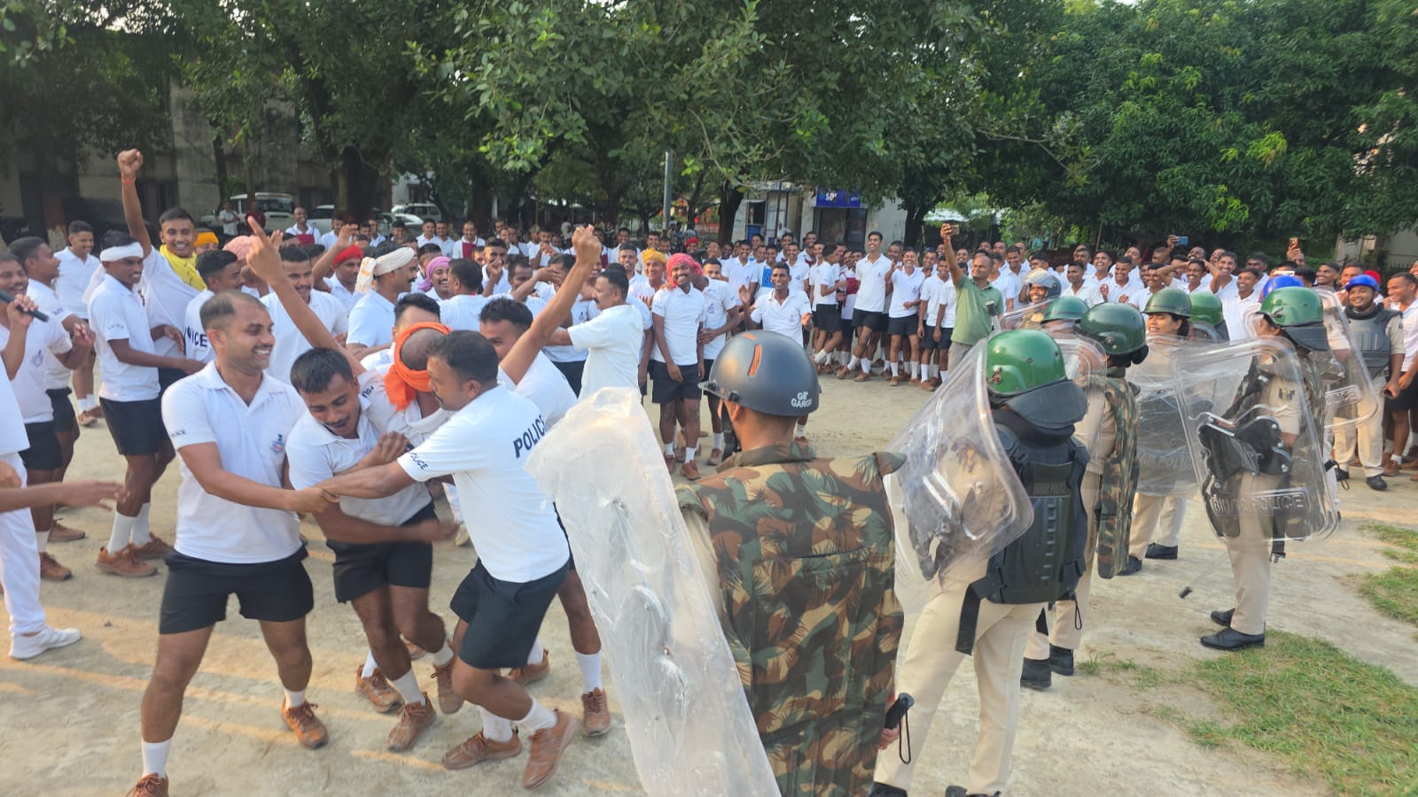 कटिहार पुलिस केंद्र में दंगा नियंत्रण और भीड़ प्रबंधन का पूर्वाभ्यास