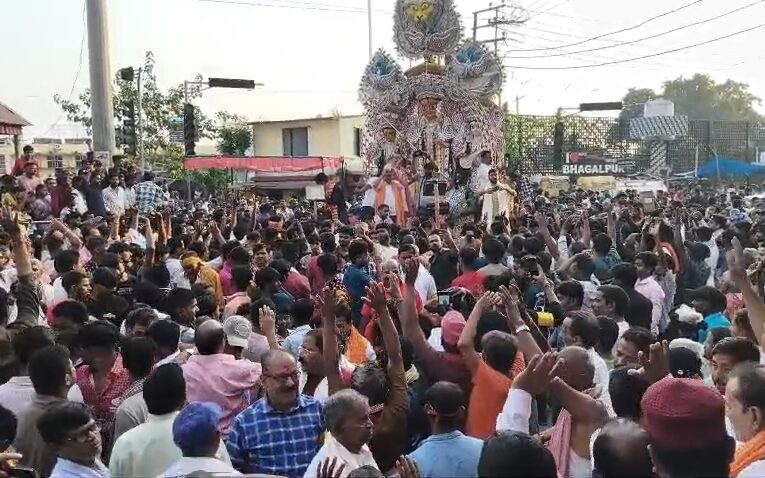 जयकारों के बीच मां दुर्गा की विदाई, भागलपुर में उमड़ा आस्था का सैलाब; निकली भव्य विसर्जन शोभायात्रा
