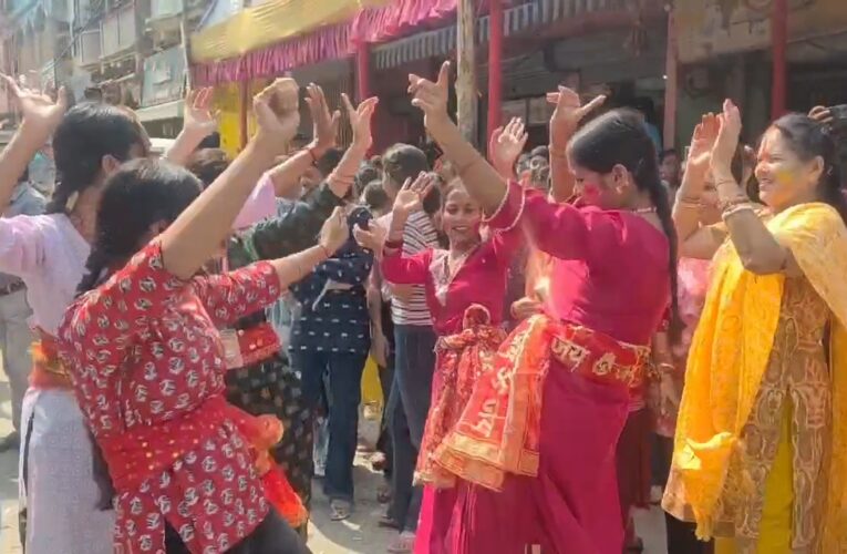 मोहद्दीनगर में मां दुर्गा की विदाई पर भक्ति में झूमीं महिलाएं, नम आंखों से दी मां को विदाई